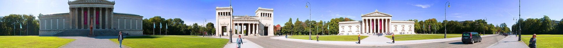 Panorámica de 360º de la Königsplatz (Múnich). Es un amplio espacio rodeado por edificios de arquitectura neoclásica (entre los que está el de la Gliptoteca, primero por la derecha). Trazada a partir de un concurso de 1807, su impresionante entorno fue utilizado como escenario de acontecimientos políticos por los reyes de Baviera y posteriormente por el nazismo. Los desfiles atravesaban el eje longitudinal pasando por debajo de los Propíleos (edificio del centro). Toda el área circundante se denomina Kunstareal ("Barrio del Arte").