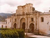 Fachada dañada de la Catedral de Antigua Guatemala