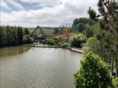 Vue sur lac avec les pédalos, grande roue et le Bag'Pearl