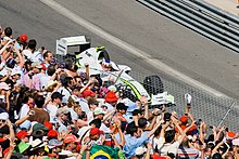 Photo de la BGP 001 de Barrichello à Monaco passant devant les gradins, au premier plan