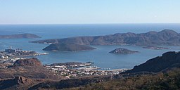 Bahía Guaymas med Isla Almagre Grande till vänster och Isla Almagre Chico till höger