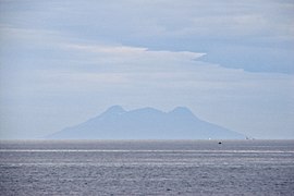 Silhouette de Camiguin vue depuis la Mer de Bohol. Le mont Timpoong (à gauche), plus haut sommet de l'île (1 614 m).