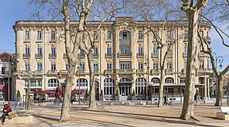 L'ancien Hôtel Terminus, avant sa transformation en résidence-services pour seniors vu du square André-Chénier.