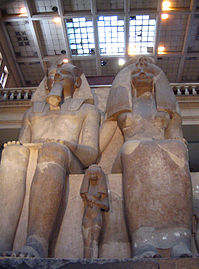 Amenhotep III en Teye met een van hun dochters Egyptisch Museum