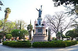 Monumento a Hidalgo en el jardín principal