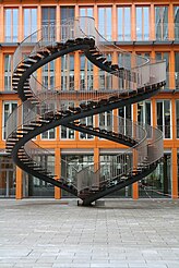 Umschreibung ("Circunscripción"), por Olafur Eliasson, una escalera interminable en KPMG, Munich, Alemania