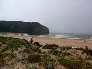 Der Strand von Xagó, im Hintergrund die Península de San Juan