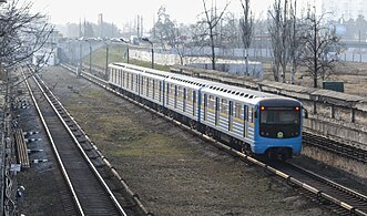 Прибуття поїзду на станцію «Чернігівська» зі сторони станції «Лісова»