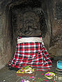 Ganesh au temple de Goa Gajah (Bali). Des offrandes sont posées au pied de la statue.