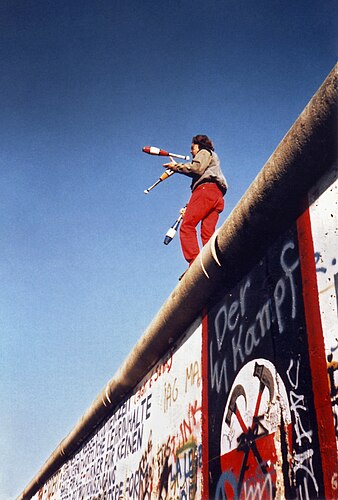 Жонглёр на Берлинской стене 16 ноября 1989 года