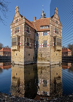 Le château de Vischering (Rhénanie-du-Nord-Westphalie). (définition réelle 4 302 × 6 023)