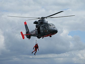 Démonstration d'un sauvetage en mer grâce à un hélicoptère de la Marine française, un Dauphin SP SA-365N, de la Flottille 35F, à Brest en France. (définition réelle 4 000 × 3 000)