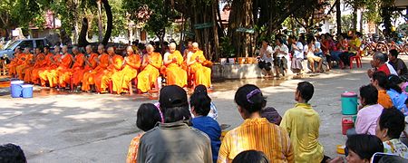 Songkran Offerdag i et tempel