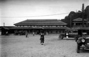 大正時代の徳島駅前（奥の建物が駅舎）