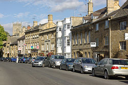 De cima para baixo: East Banqueting House e Igreja de St. James; Mercado Municipal; High Street; Dover's Hill; Hidcote Manor e Gardens