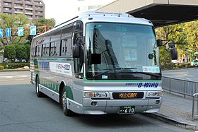 浜松駅バスターミナルで待機するe-wing、610号車