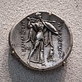 Alexandr Veliký s oštěpem, na spodním okraji symbol sovy