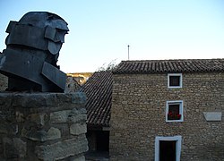 Busto de Francisco de Goya frente a su casa natal en Fuendetodos, Zaragoza.