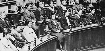 photo d'un groupe de femmes assises sur les bancs de l'assemblée.