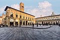 Il Palazzo del Podestà e il Palazzo dei Banchi.