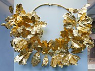 金橡树枝，这件土耳其的宝藏上还嵌着一只金蜜蜂和两只金蟬，制造于公元前350年-300年。