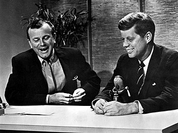 Kennedy egyik első televíziós fellépése (később újítóként használta fel ezt a médiumot