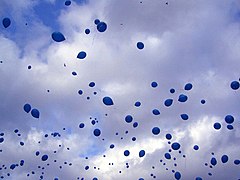 Suelta de 1001 globos azules, la "sculpture aérostatique" de Yves Klein.