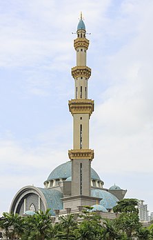 La mosquée Wilayah Persekutuan, à Kuala Lumpur. (définition réelle 3 036 × 4 765)
