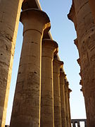 Columnata en el templo de Luxor en Egipto