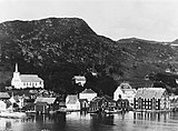 Sør-Vågsøy kirke og Måløy omkring 1930 Foto: Anders Beer Wilse