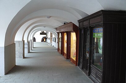 Galerie sous arcades de la place S. Freud.