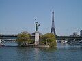 Vue depuis la pointe de l'Île aux Cygnes, où est installée une réplique de la statue de la Liberté.