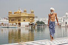最優秀賞 : Sikh pilgrim at the Harmandir Sahib (Golden Temple) in Amritsar, India. (POTD) – 帰属: Wikimedian Paulrudd. (GFDL, CC-BY-SA-3.0,2.5,2.0,1.0)