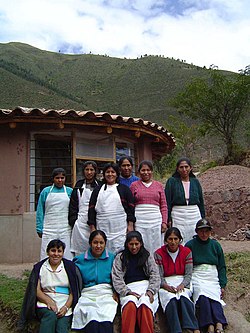 Wanawake wa kabila la Quechua katika wilaya ya Andahuaylillas, Peru, 2007.