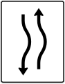Zeichen 514-20 Verschwenkungstafel; Darstellung mit Gegen­verkehr: einstreifig nach rechts und zurück