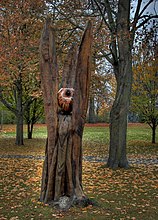 Konstverk i Hembygdsparken i Hässleholm av Sven-Ingvar Johansson, sågat i träd, som angripits av almsjuka