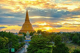 Phra Pathom Chedi vid solnedgången.