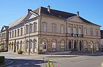 La mairie et le palais de justice, construits entre 1832 et 1834 sur les plans de l’architecte luron Plaisonnet.