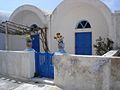Charakterystyczne niebieskie drzwi i detale domów na greckiej wyspie Santoryn.
