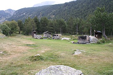 Fuente y merendero en la Vall dels Cortals