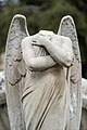 Escultura de un ángel que perdió su cabeza.