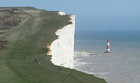 Vue du phare et des falaises de Beachy Head depuis l'ouest.