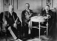 Tres de los principales estadistas europeos de la fase más pacifista del periodo de entreguerras: el alemán Gustav Stresemann, el británico Austen Chamberlain y el francés Aristide Briand, reunidos en Locarno en octubre de 1925.