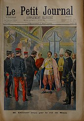 Une d'un journal présentant un dessin en couleur sur lequel deux hommes se saluent : l’un est en complet avec une barbe et l’autre porte une moustache et une tenue traditionnelle asiatique