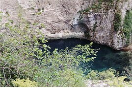 La source au printemps, niveau d'eau moyen.