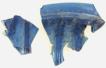 Fragment de coupe en verre bleu.