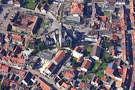 Die Friedenskirche neben der Tiefburg in Heidelberg-Handschuhsheim