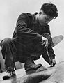 Явалық инженер голландиялық Буффалодағы қару-жарақ есіктерінің бірін жабуда, қаңтар 1942.
