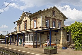 Empfangsgebäude Nauheim 2011, vor Erhöhung des Bahnsteigs.