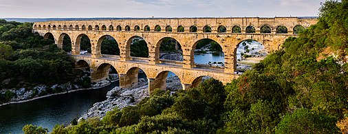 Akvadukt Pont du Gard, ki prečka reko Gardon v južni Franciji, je na Unescovem seznamu svetovne dediščine.